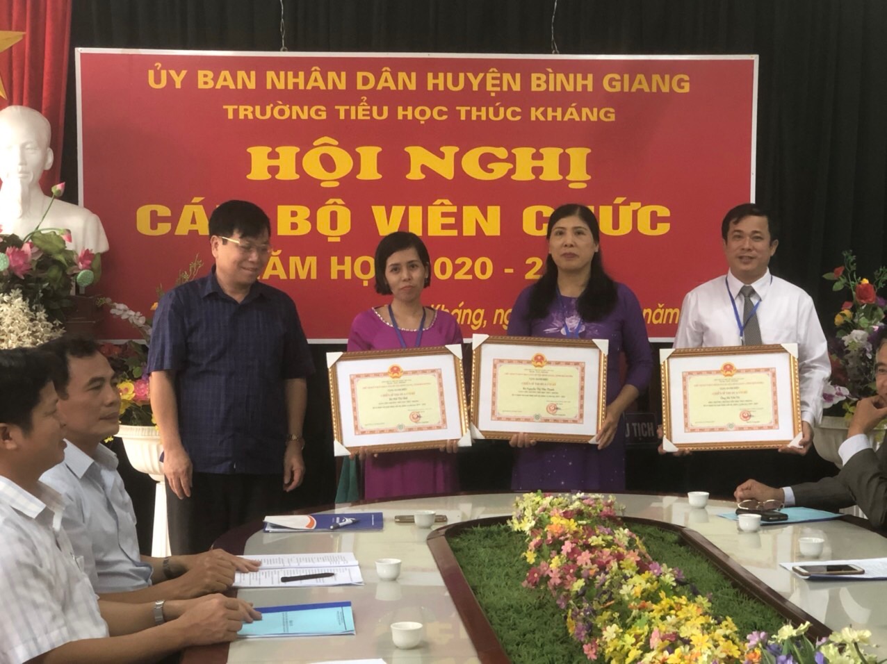Ông Vũ Xuân Bách - Phó trưởng phòng GD&ĐT trao giấy chứng nhận CSTĐ cho 3 đồng chí cán bộ, giáo viên nhà trường